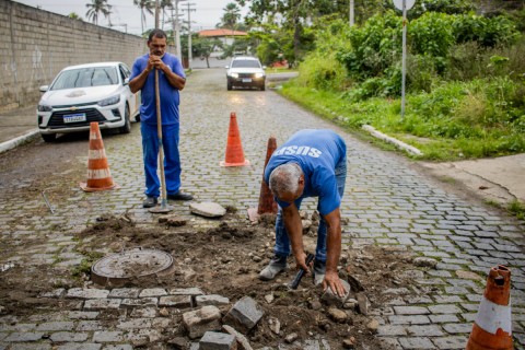 Prefeitura de Cabo Frio intensifica ações de drenagem e calcetagem em diversos bairros