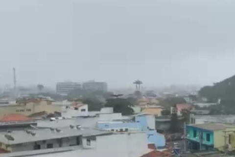 Semana começa com chuva, tempo fechado e frio na Região dos Lagos