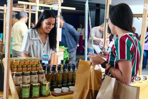 Festival Conectadas movimenta Búzios com feira, painéis e shows gratuitos nesta quinta e sexta