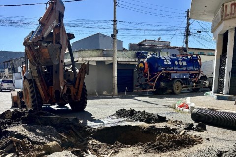Prefeitura de Cabo Frio realiza intervenção na rede de drenagem e recupera trecho da Rua Grécia, no Jardim Caiçara