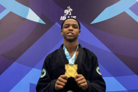 Cabo-friense de 14 anos vence duas lutas e conquista ouro no Rio Winter IBJJF