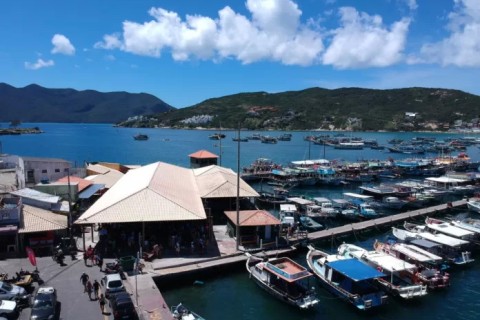 Nova resolução da FIPAC muda regras para passeios de barco na Marina dos Pescadores em Arraial