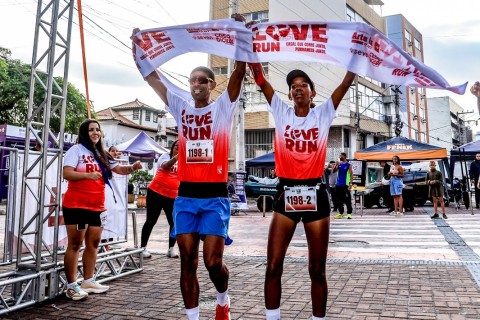 Com pedido de casamento e recorde de participantes, Love Run celebra sucesso em Cabo Frio