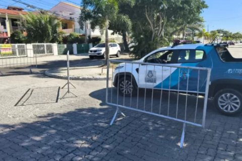 Avenida Praia das Palmeiras é interditada para montagem de evento gastronômico em Cabo Frio