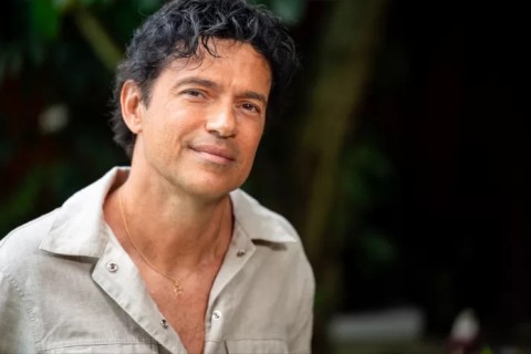 Jorge Vercillo e Paulinho Mocidade agitam o Sesc Verão 2026 no Camping de Rio das Ostras neste fim de semana