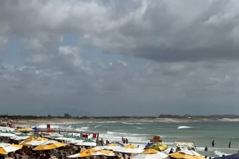 Dia dos Professores chega com céu parcialmente nublado e possibilidade de chuva na Região dos Lagos nesta quarta (15)