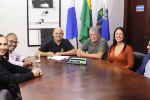 Prefeito de São Pedro da Aldeia assina atualização do PCCR Geral da Prefeitura