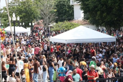 Servidores de Araruama têm tarde de alegria, música e reconhecimento na Praça Antônio Raposo