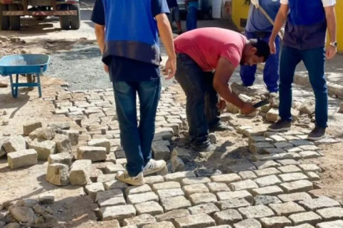 Prefeitura de Cabo Frio realiza recuperação de calçamento no Jardim Esperança