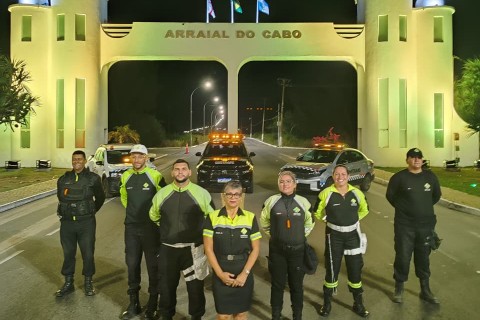 Arraial do Cabo ilumina Pórtico de amarelo em apoio à campanha de conscientização no trânsito