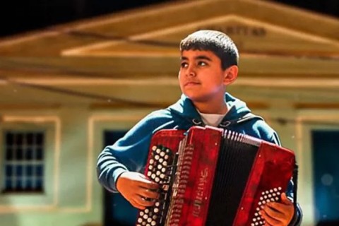 Cabo Frio recebe apresentação gratuita de jovem acordeonista argentino no Charitas