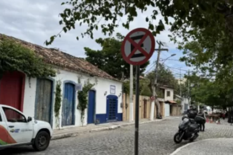 Prefeitura de Cabo Frio implanta nova sinalização viária na Passagem