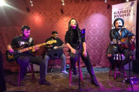 Ramona Rox se apresenta em São Pedro da Aldeia com show acústico gratuito na Casa da Cultura