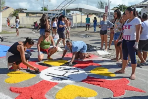 Tapetes de sal tomam conta de Búzios neste feriado de Corpus Christi