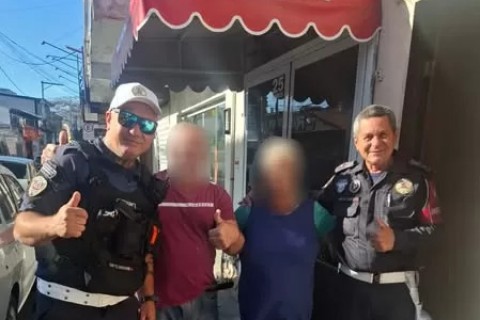 Agentes de trânsito de Arraial do Cabo recuperam bolsa perdida com dinheiro e documentos de idosa