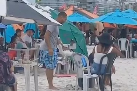 Homem é flagrado segurando gaivota na Praia do Forte, em Cabo Frio