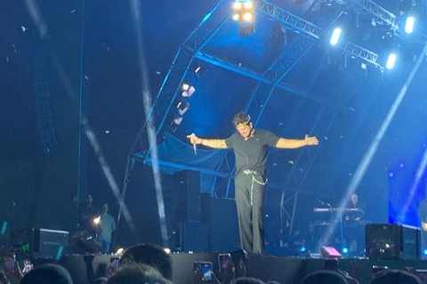 Público lota segunda noite do Festival de Verão e transforma Cabo Frio em um grande coro a céu aberto