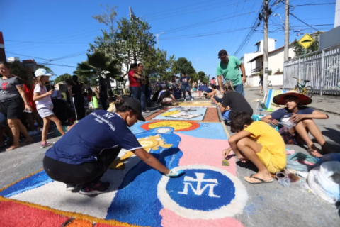 Tapetes de sal colorido marcam celebração de Corpus Christi em Rio das Ostras