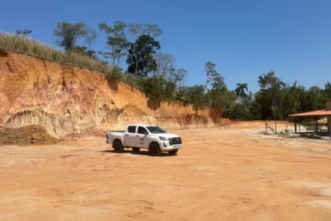 Inea combate extração ilegal de terra em Saquarema e apreende maquinário