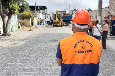 Demolição emergencial é realizada em imóvel com risco de desabamento no Jardim Caiçara
