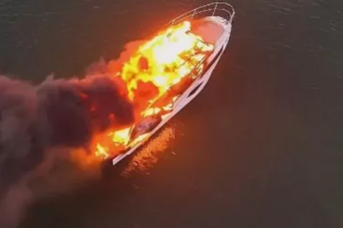 Lancha de luxo pega fogo e é destruída pelas chamas em Cabo Frio