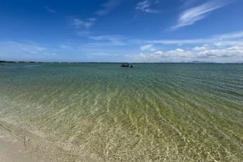 Arraial do Cabo renova certificação Bandeira Azul na Praia Lagunar do Caiçara