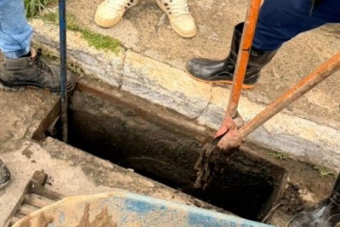 Prefeitura de Cabo Frio realiza mutirão de limpeza de ralos e bueiros no Cajueiro