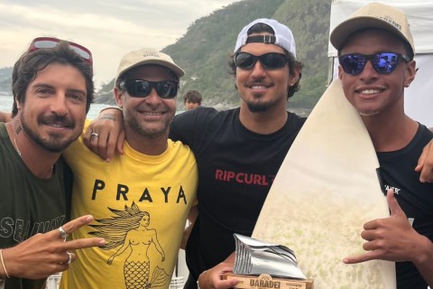 Atleta cabo-friense é premiado em campeonato de surf no Rio e recebe premiação das mãos de Gabriel Medina