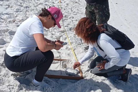Projeto Rastros do Mar inicia análises sobre microplásticos nas praias de Arraial do Cabo