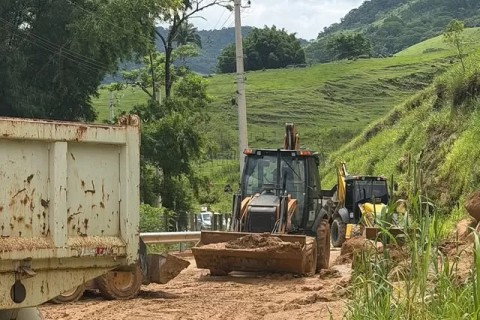Enxurrada destrói ruas e assusta moradores no Sana, em Macaé