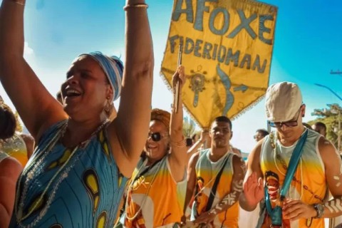 Afoxé Fiderioman realiza cortejo na Praia da Pitória durante o Carnaval em São Pedro da Aldeia