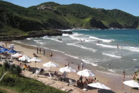 Justiça determina demolição de quiosques e desocupação da Praia Brava em Búzios após ação do MPF