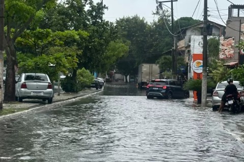 Chuva forte provoca alagamentos e leva à suspensão de aulas e serviços em Cabo Frio