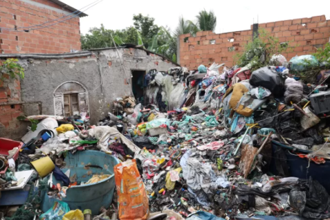 Ação em Cabo Frio retira três caminhões de resíduos de residência no Peró