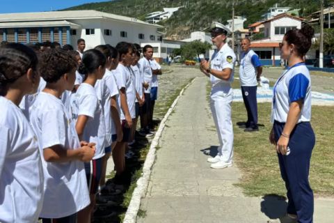 Programa Forças no Esporte 2026 é lançado em Arraial do Cabo e atenderá 70 adolescentes com atividades educativas e esportivas