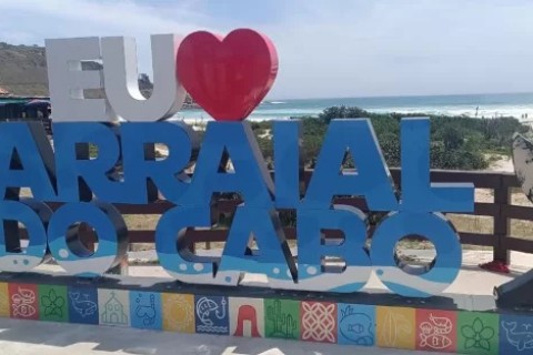 Instalação de novos totens instagramáveis marca início de novo circuito turístico em Arraial do Cabo
