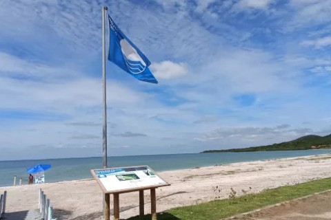 Hasteamento da Bandeira Azul marca terceira renovação consecutiva na Praia das Pedras de Sapiatiba