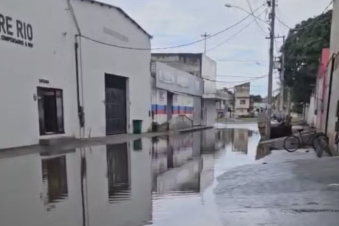 Chuva intensa provoca pontos de alagamento em Cabo Frio,