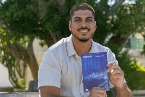 Escritor de Cabo Frio, autor de Refinaria, é semifinalista do Prêmio Jabuti na categoria ‘Escritor Estreante – Poesia’