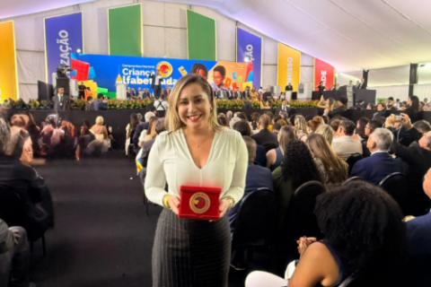 Inédito: Prefeita Daniela Soares recebe o Selo Ouro de Alfabetização concedido pelo MEC, pela primeira vez, ao município de Araruama