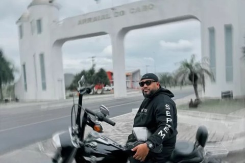 Cantor Tiee compartilha momento de descanso e aventura em Arraial do Cabo