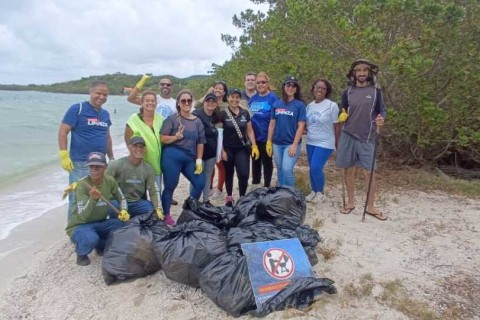 Mutirão retira 200 kg de lixo da Praia das Pedras de Sapiatiba em ação de conscientização ambiental