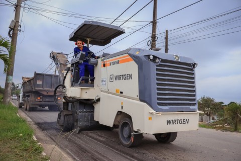 Pavimentação avança na Rua das Pacas e ultrapassa 1,7 km de asfalto novo em Tamoios
