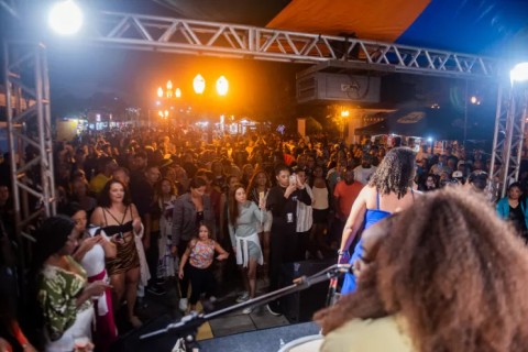 ‘Nosso Samba’ encerra temporada em Cabo Frio exaltando a mulher, o samba e a cultura popular