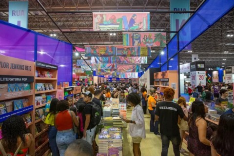 Excursão de Cabo Frio leva leitores para a Bienal do Livro