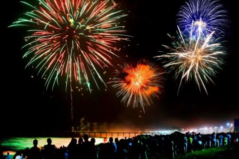 Rio das Ostras prepara Réveillon 2026 com nova “cascata invertida” de fogos em Costazul