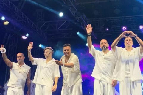 Show pirotécnico e apresentação do Sorriso Maroto marcam virada do ano e emocionam público em Cabo Frio