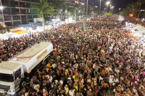 Bloco das Piranhas reúne 150 mil foliões e transforma a orla de Araruama em mar de fantasias