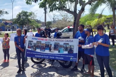 APAE de Búzios faz manifestação em frente à Prefeitura após decisão judicial