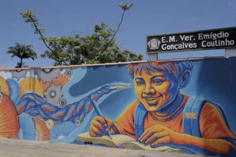Arte urbana transforma espaços públicos em Búzios: grafiteiros locais revitalizam escola e biblioteca
